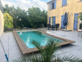 Jolie maison provençale au volets bleu